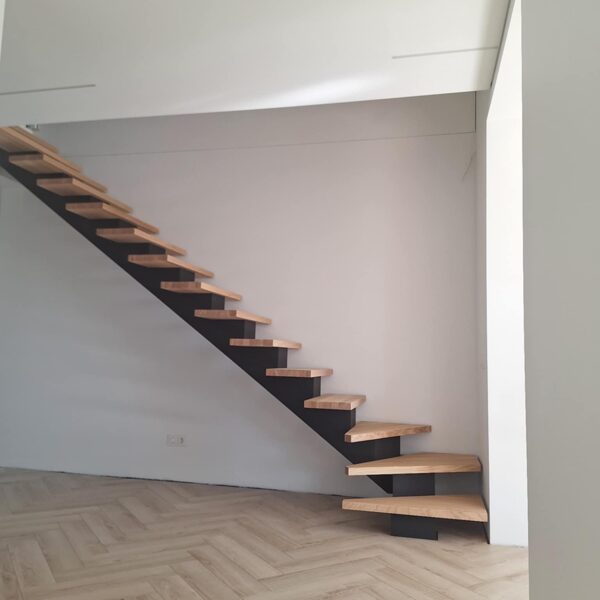 L formos laiptąsija su uosio masyvo pakopomis