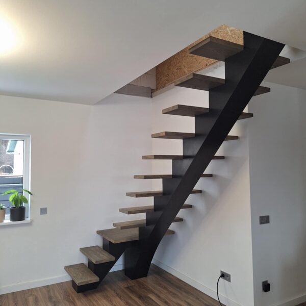 L formos laiptąsija su aikštele ir uosio masyvo pakopomis