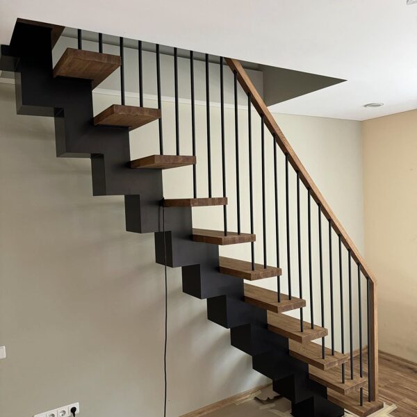 Tiesi laiptąsija kampuotu dugnu su uosio masyvo pakopomis ir kombinuotu turėklu