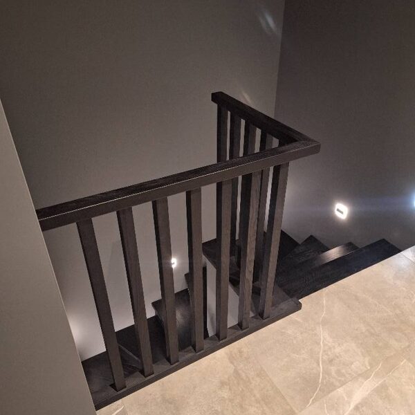 Juodu beicuotos uosio pakopos, juodos MDF priešpakopės ir uosio porankis