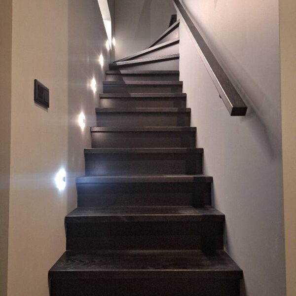 Juodu beicuotos uosio pakopos, juodos MDF priešpakopės ir uosio porankis