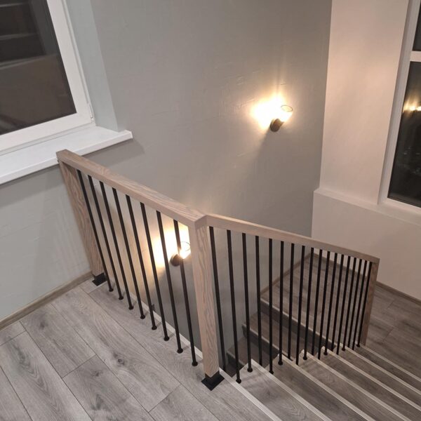 Kombinuotas turėklas iš metalo ir uosio