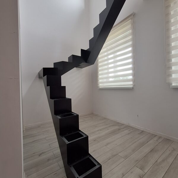 U formos plieninė laiptąsija, gruntuota ir dažyta juoda spalva