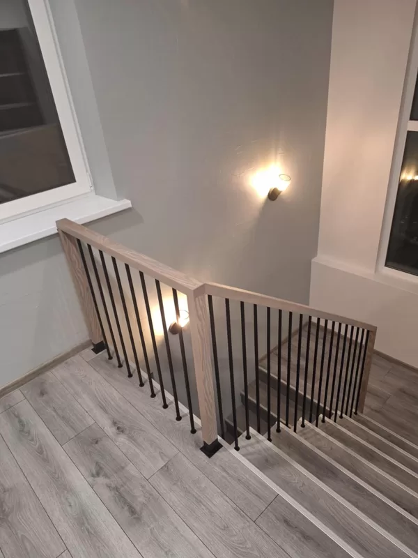 Kombinuotas turėklas iš metalo ir uosio